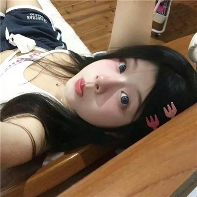 九顶假发的女孩